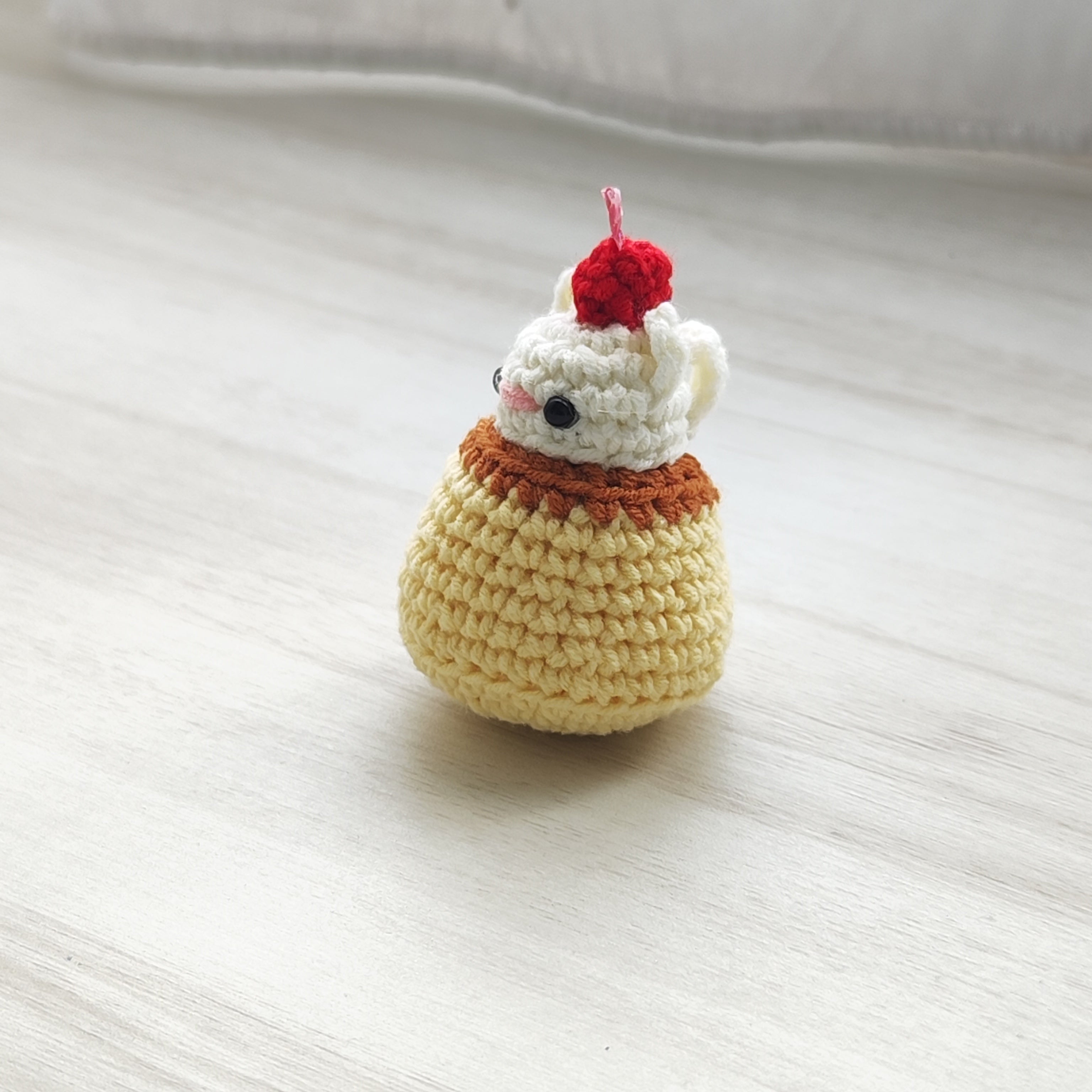 White Cat Pudding Pendant Plushie Amigurumi