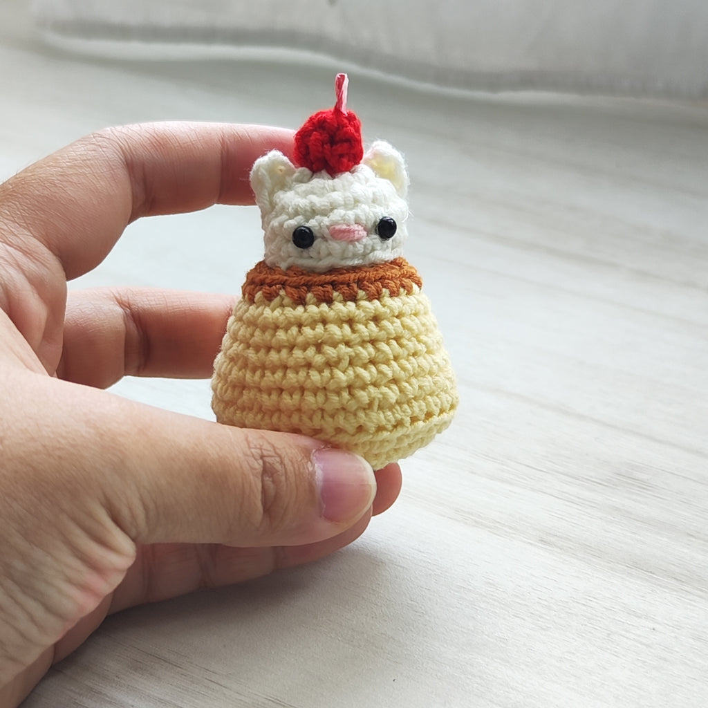 White Cat Pudding Pendant Plushie Amigurumi